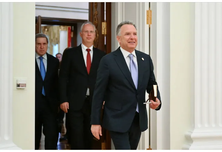 Стив Уиткоф - зад него са Кирил Дмитриев и Юрий Ушаков