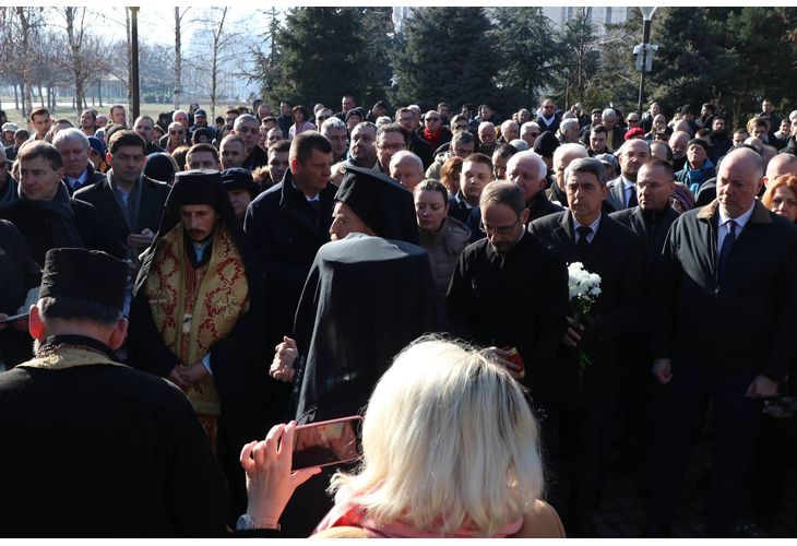 Стотици граждани почетоха  жертвите на комунизма пред Мемориала в градинката пред НДК