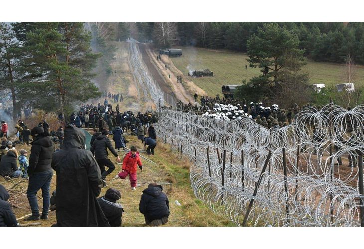 Стотици мигранти на границата между Беларус и Полша