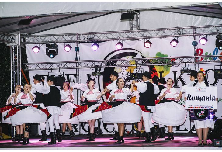Със заключителен концерт на площад "България" завърши Първият международен фолклорен фестивал в Мездра