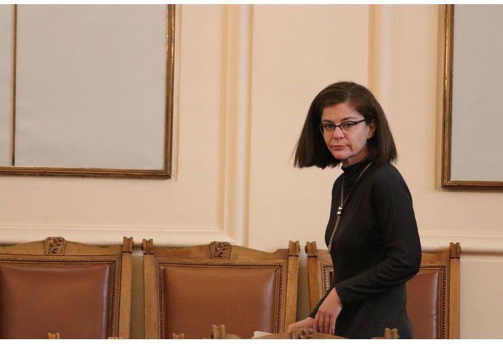 Министърът на външните работи Теодора Генчовска депозира своята оставка пред