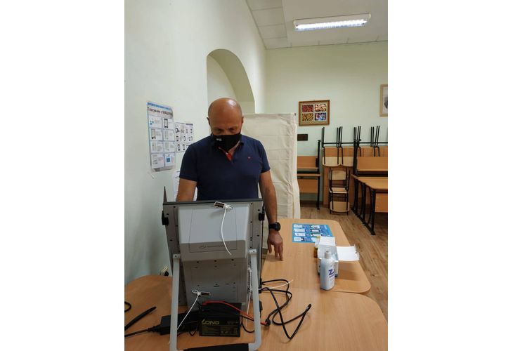 Томислав Дончев гласува с машина