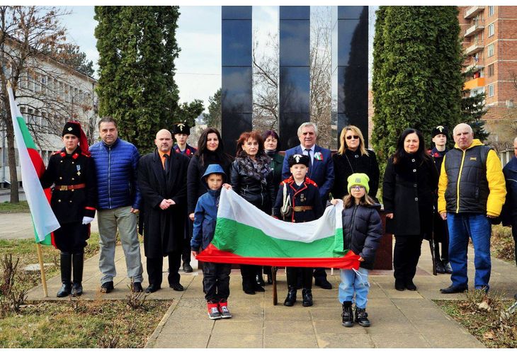 Тържеството завърши с поднасяне на венци и цветя