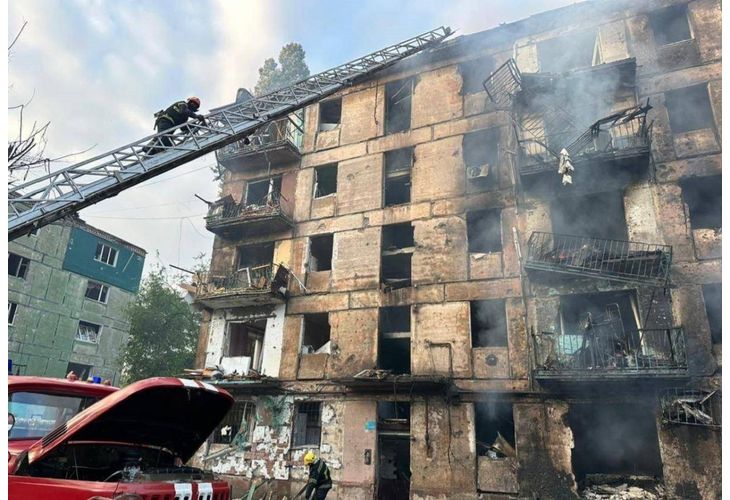 Удареният от руска ракета пететажен жилищен блок