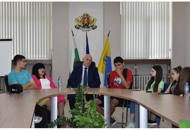 Ученици научиха какви задачи изпълнява кметът на Асеновград