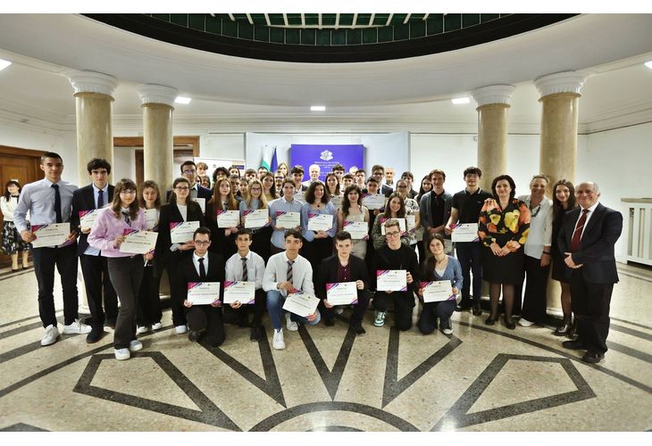 Талантливи ученици с награди за проучвания на диабета, роботиката и космоса Талантливи ученици с награди за проучвания на диабета, роботиката и космоса