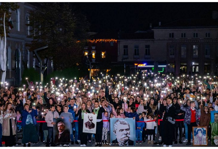 Хиляди се включиха във факелното шествие за Деня на народните будители