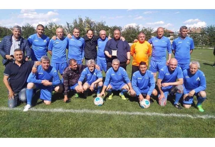 Снимка: Футболни легенди на "Левски" и "Хасково" в приятелска среща на хасковски терен