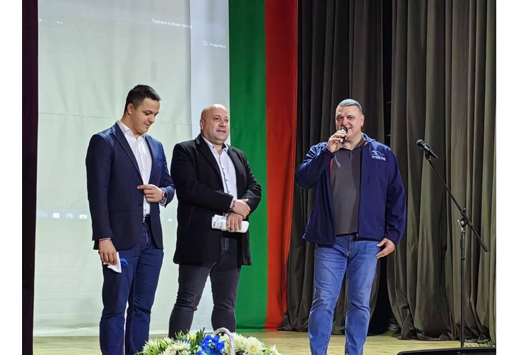 Съвременният будител Цанко Цанков (крайният вляво) гостува на оряховчани по повод Деня на народните будители