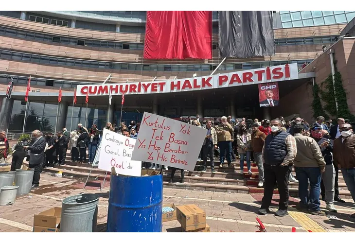 Турската полиция превзе централата на опозицията, използва сълзотворен газ