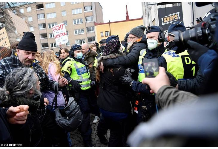 Шведската полиция разпръсна демонстрация срещу COVID ограниченията в Стокхолм