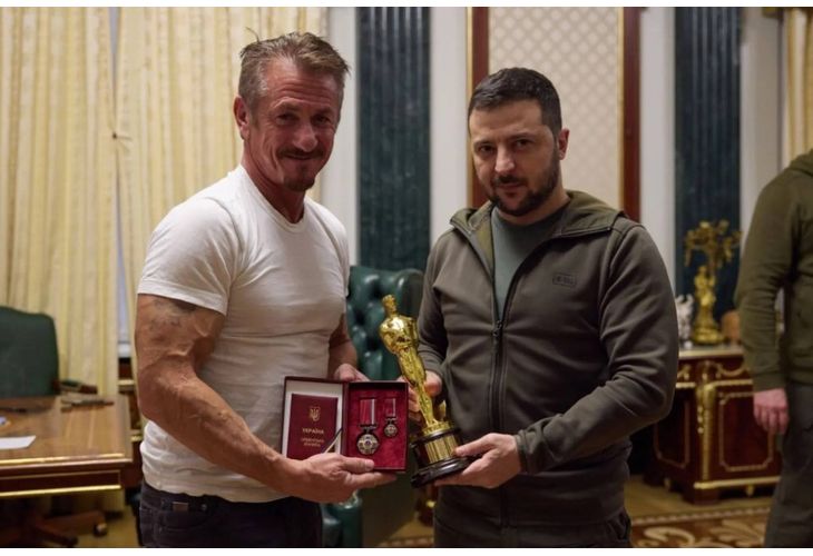 Шон Пен подарява Оскар на Володимир Зеленски Шон Пен подарява Оскар на Володимир Зеленски