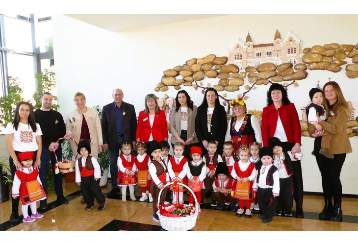 Слънчеви деца от Нова Загора поднесоха своя първомартенски поздрав в навечерието на дългоочаквания празник от малки и големи