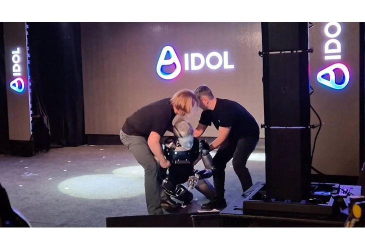 AIDOL, първият хуманоиден робот с изкуствен интелект в Русия, се разби по време на демонстрация в Москва през ноември.