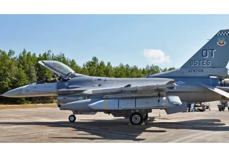 F-16 въоръжен с ракети JASSM