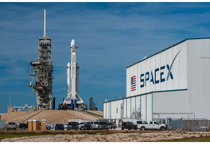Американската компания SpaceX изпрати трима богати бизнесмени и придружаващ ги