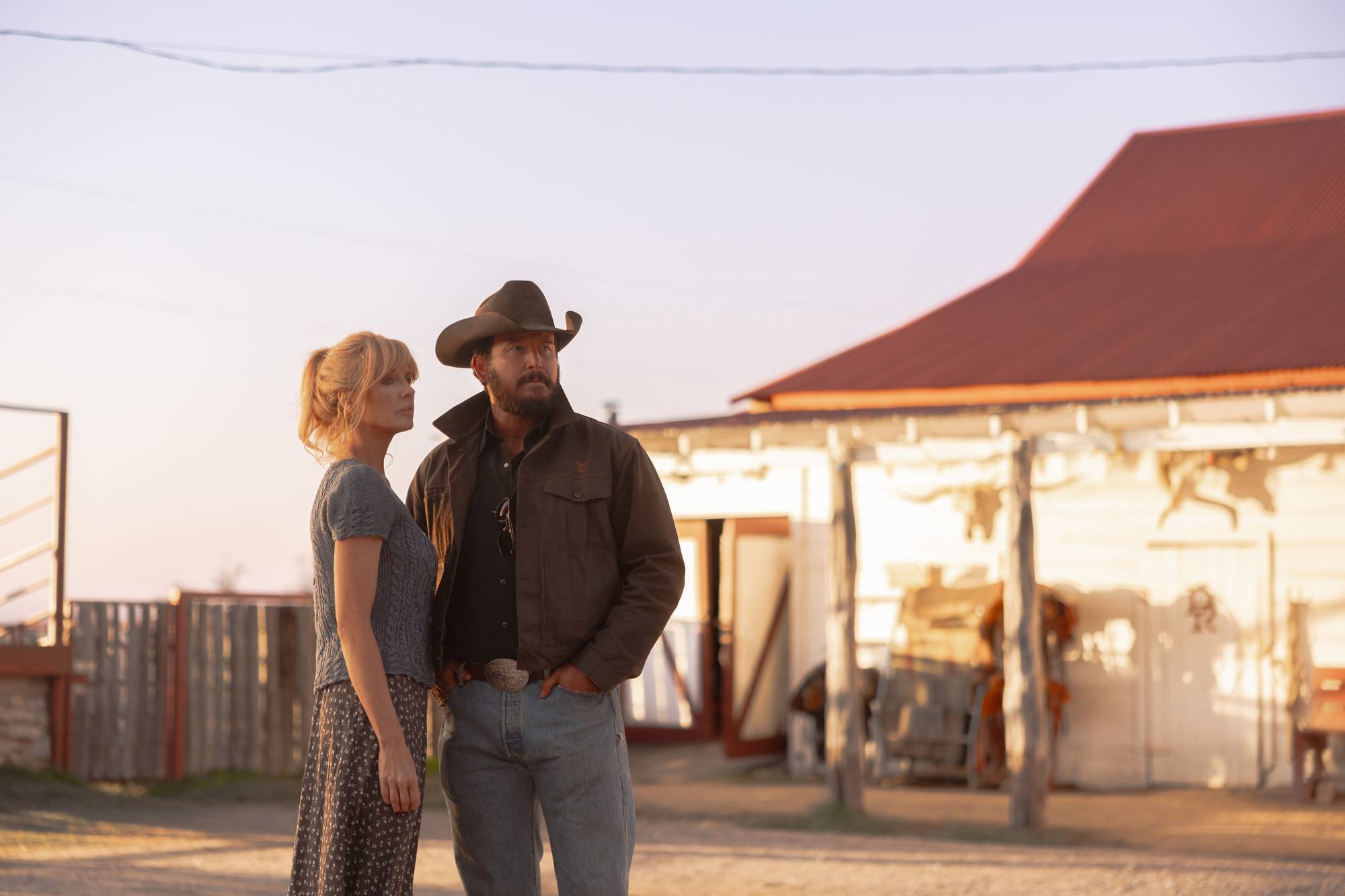  Кели Райли и Коул Хаузер се завръщат в функциите на Бет и Рип в Dutton Ranch ( 