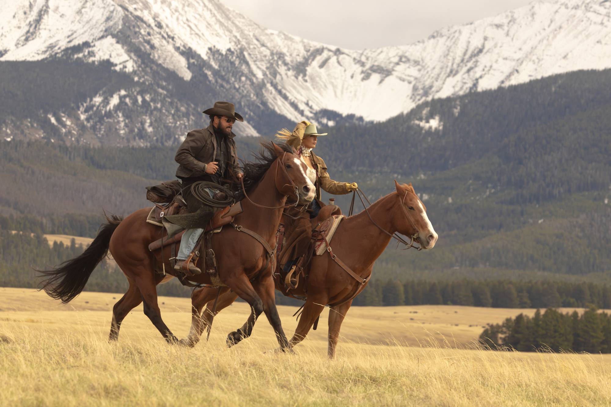  Кели Райли и Коул Хаузер се завръщат в функциите на Бет и Рип в Dutton Ranch ( 