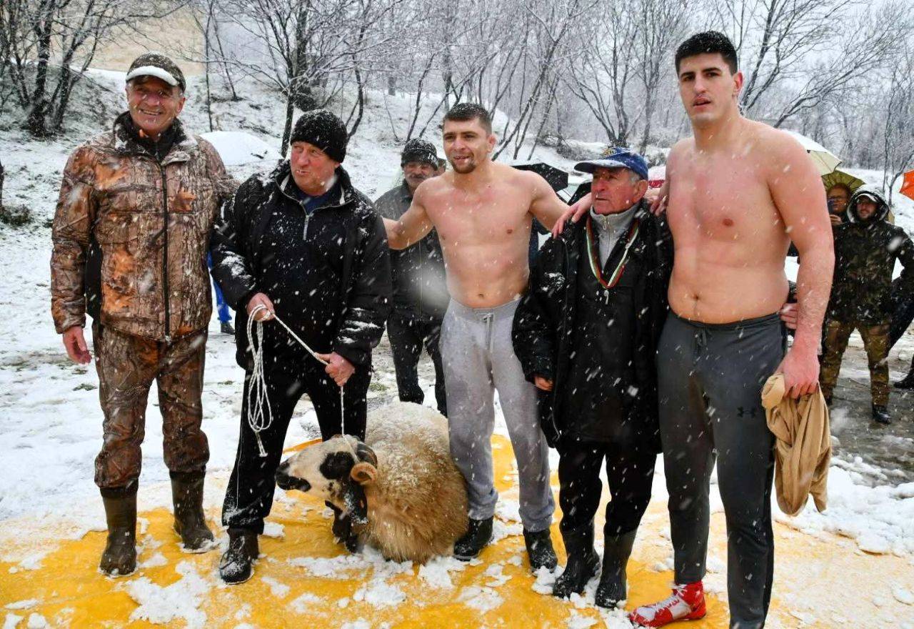 32-годишният Мирослав Киров (третият отляво надясно) от с. Крушаре си спечели баша на борбите в Асеновград 