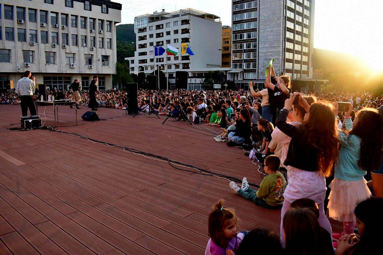 На площада в града се състоя концерт на група 