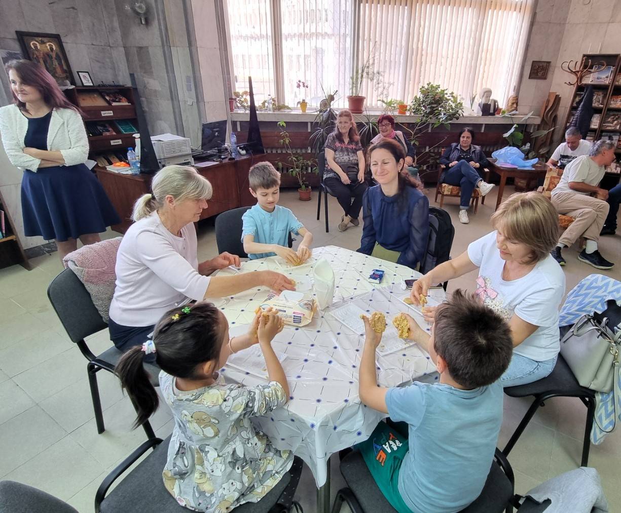  Деца и родители месиха меденки в библиотеката в Асеновград 