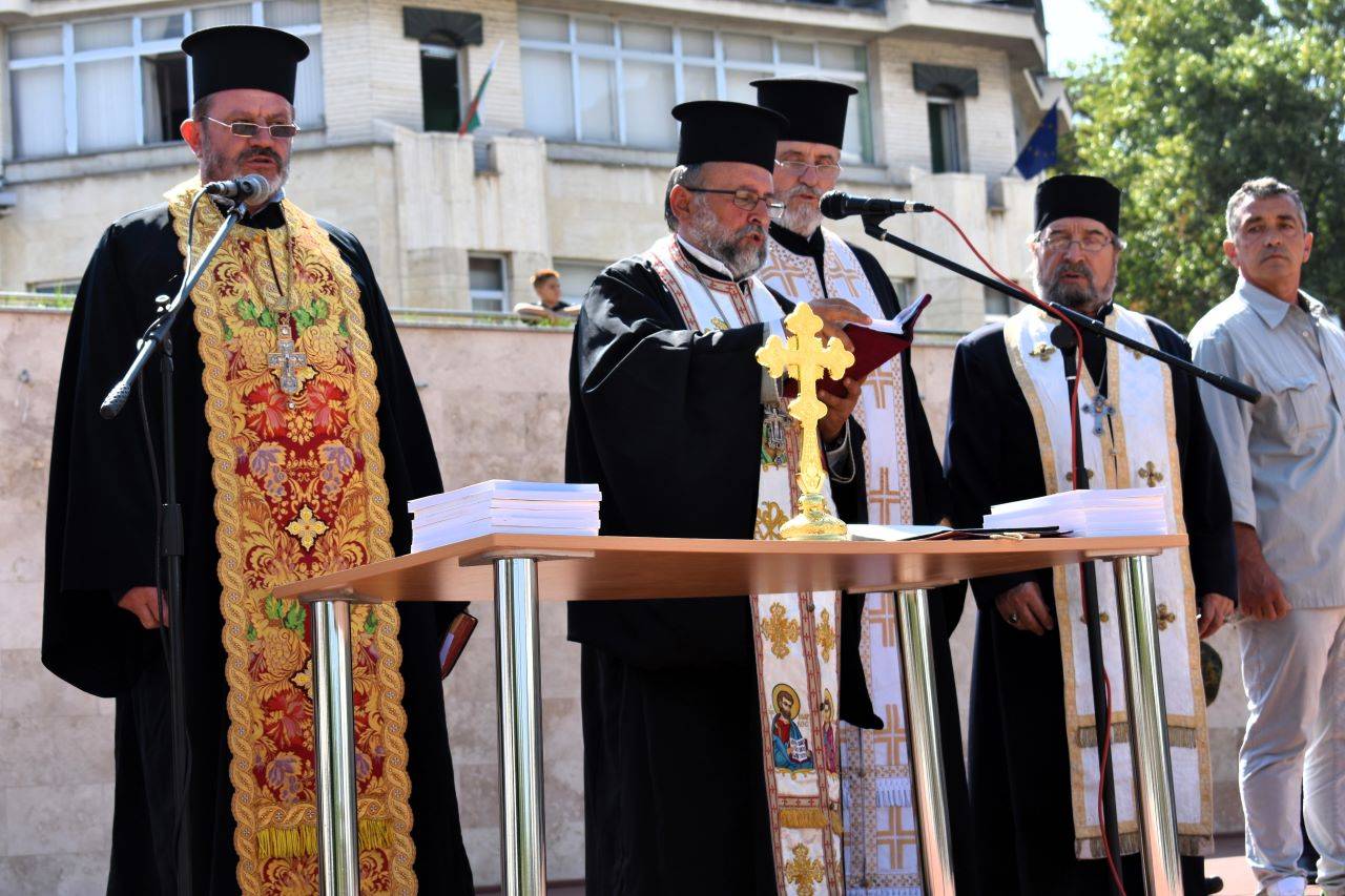  Архиерейският наместник на Асеновград отец Йордан Георгиев и асеновградски свещеници отслужиха церемониален молебен за здраве и сполучливо завръщане от задачата на военнослужещите от състава на контингента 