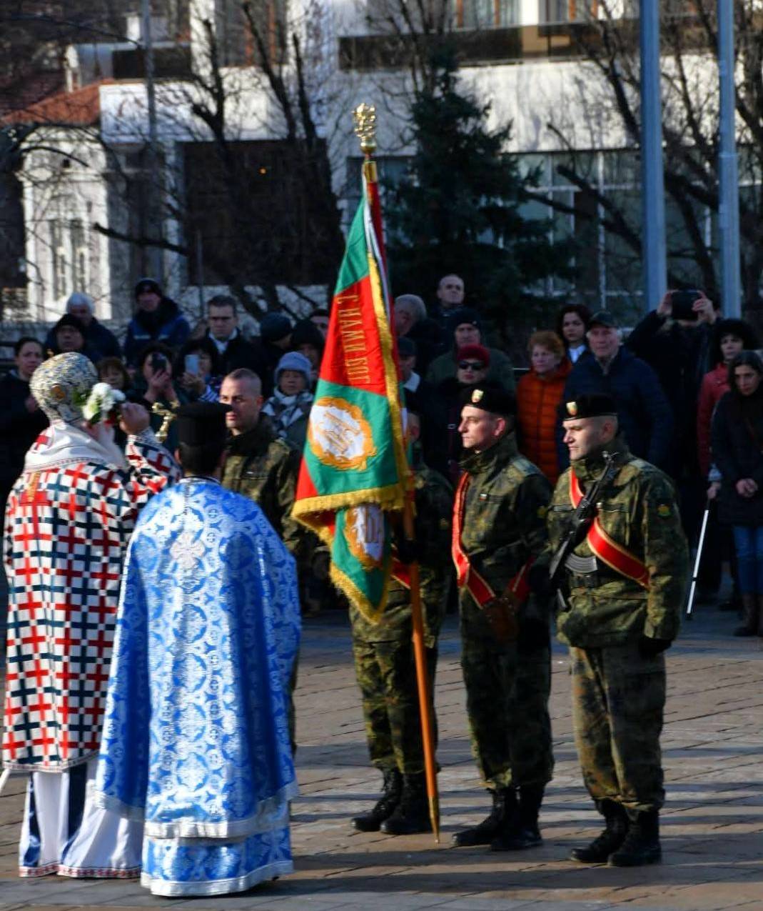 На централния площад в Асеновград се проведе тържествено освещаване бойните знамена на IV Артилерийски полк и приемане на празничния строй