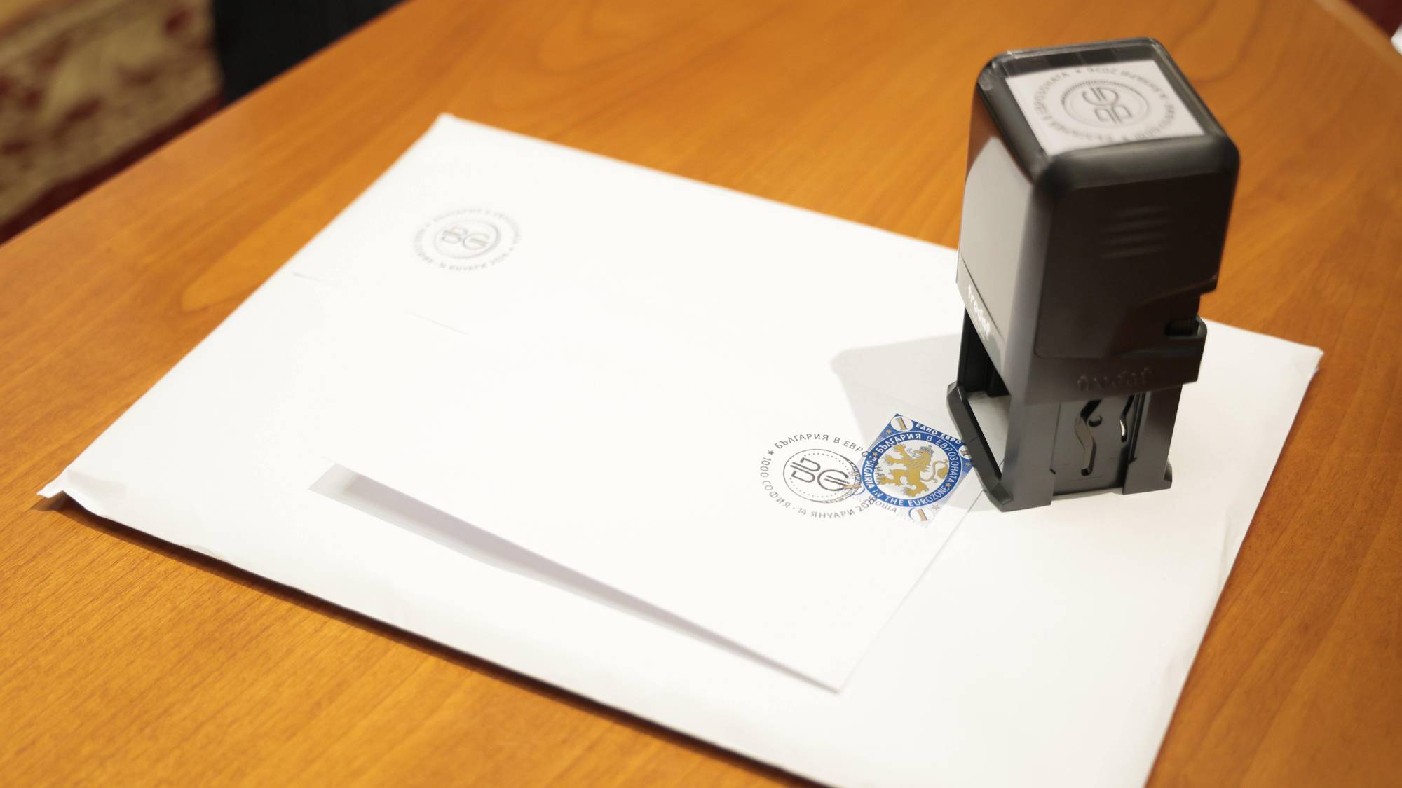  Първата пощенска марка за 2026 година е отдадена на еврото - изданието бе валидирано от министрите Гроздан Караджов и Теменужка Петкова, и художника на плана доцент Ненко Атанасов 