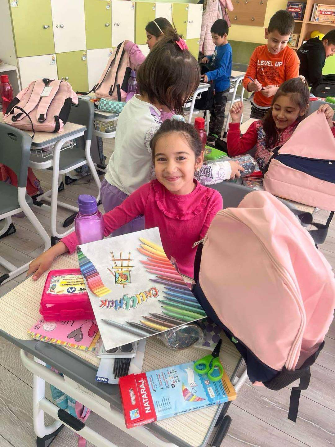  109 деца и възпитаници получиха безвъзмездни образователни принадлежности и материали 