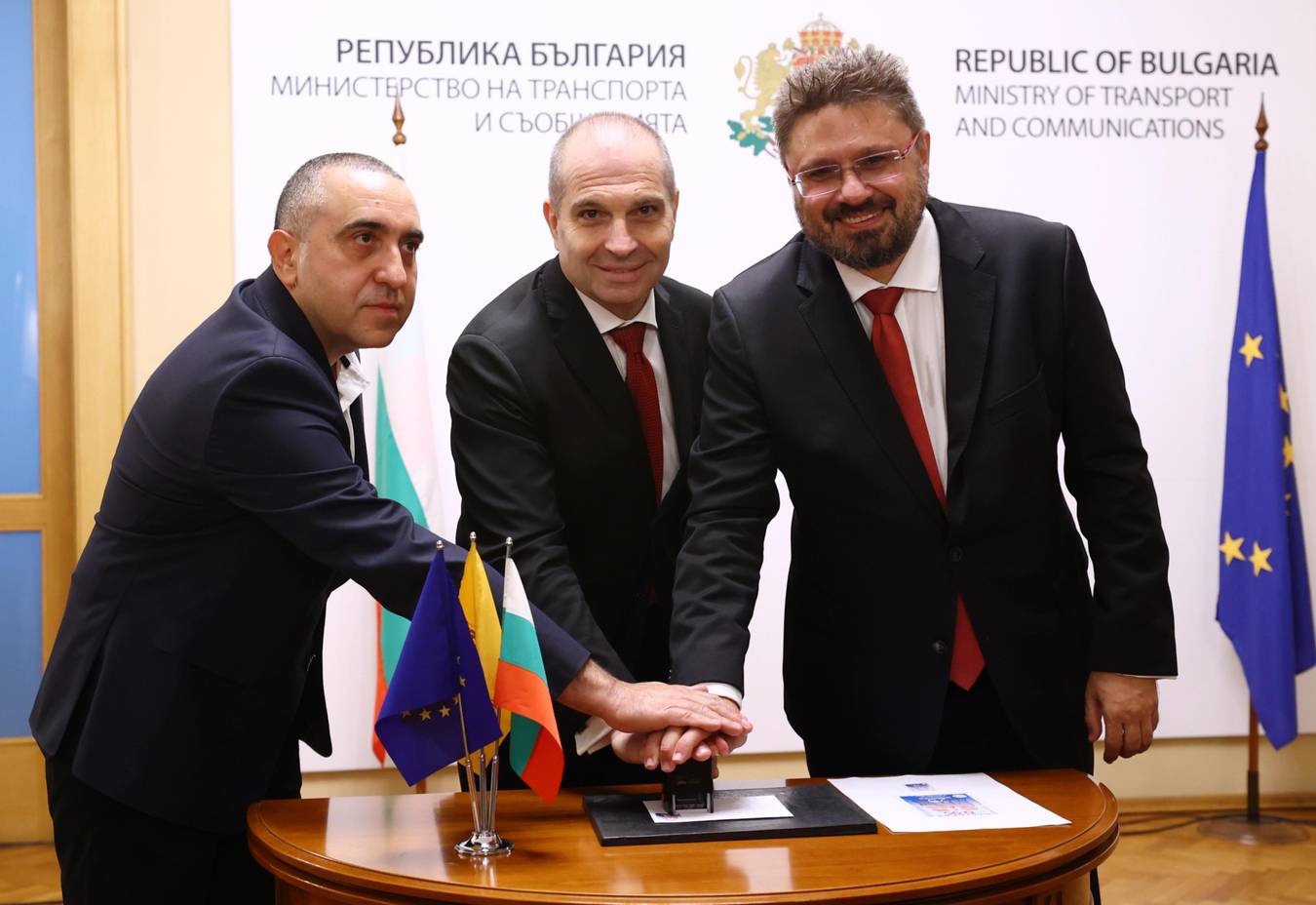 Гроздан Караджов и Кирил Вълчев валидираха пощенска марка, посветена на 20-ата световна среща на българските медии Гроздан Караджов и Кирил Вълчев валидираха пощенска марка, посветена на 20-ата световна среща на българските медии