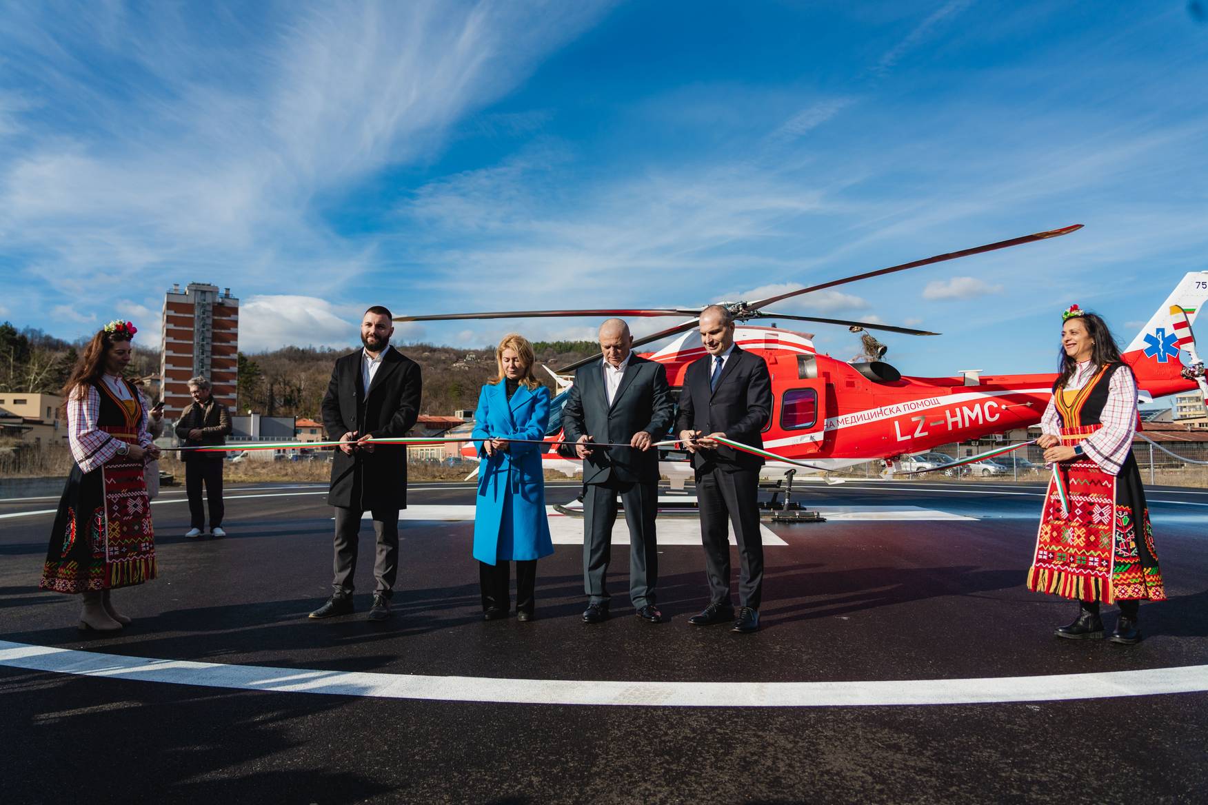 заместник министър-председателят и министър на транспорта и съобщенията Гроздан Караджов при откриването на новото болнично хеликоптерно летище в МБАЛ 
