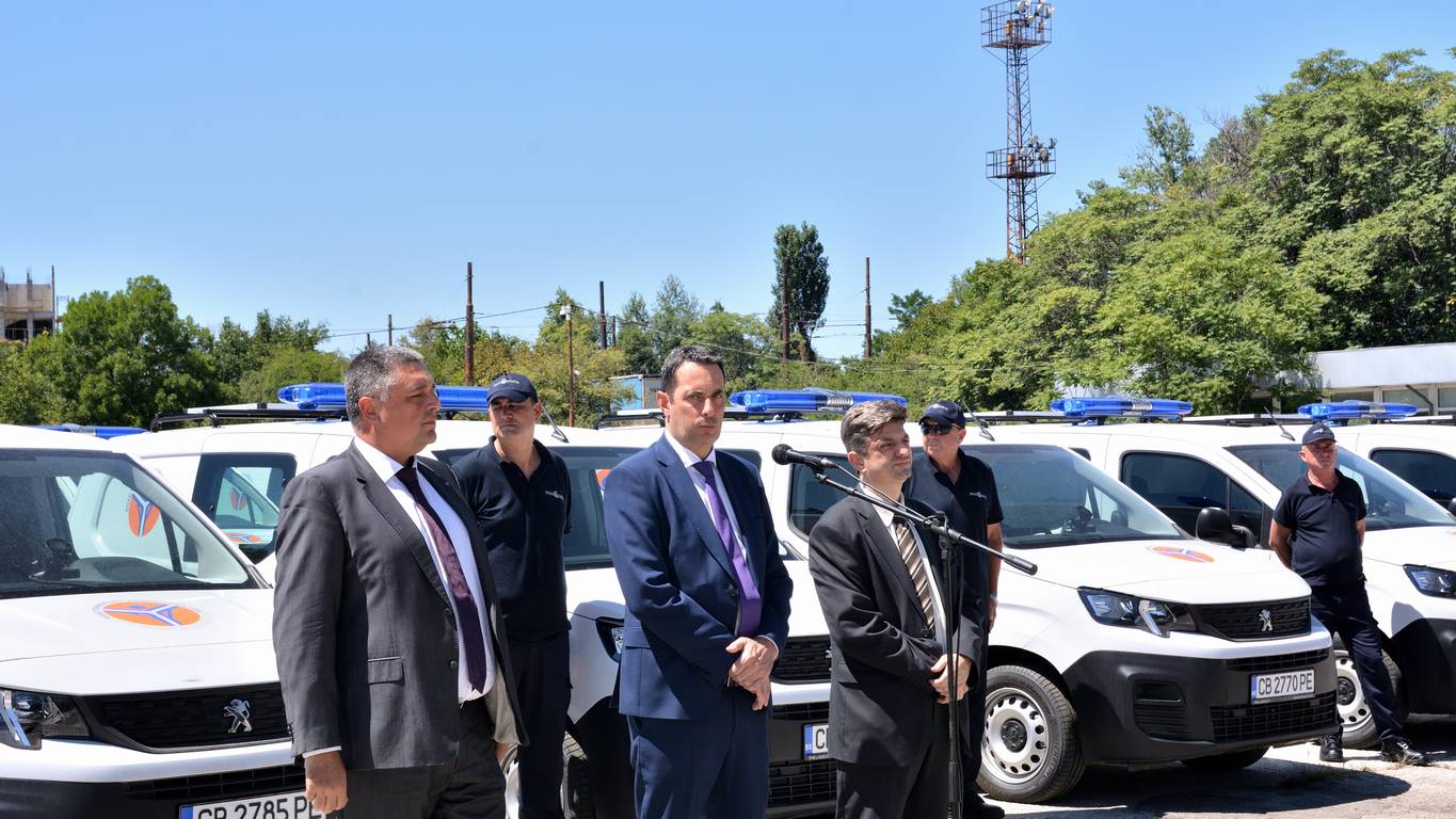  Министърът на превоза и известията Георги Гвоздейков връчи ключовете на първите 50 нови автомобила за надзор на ИА 