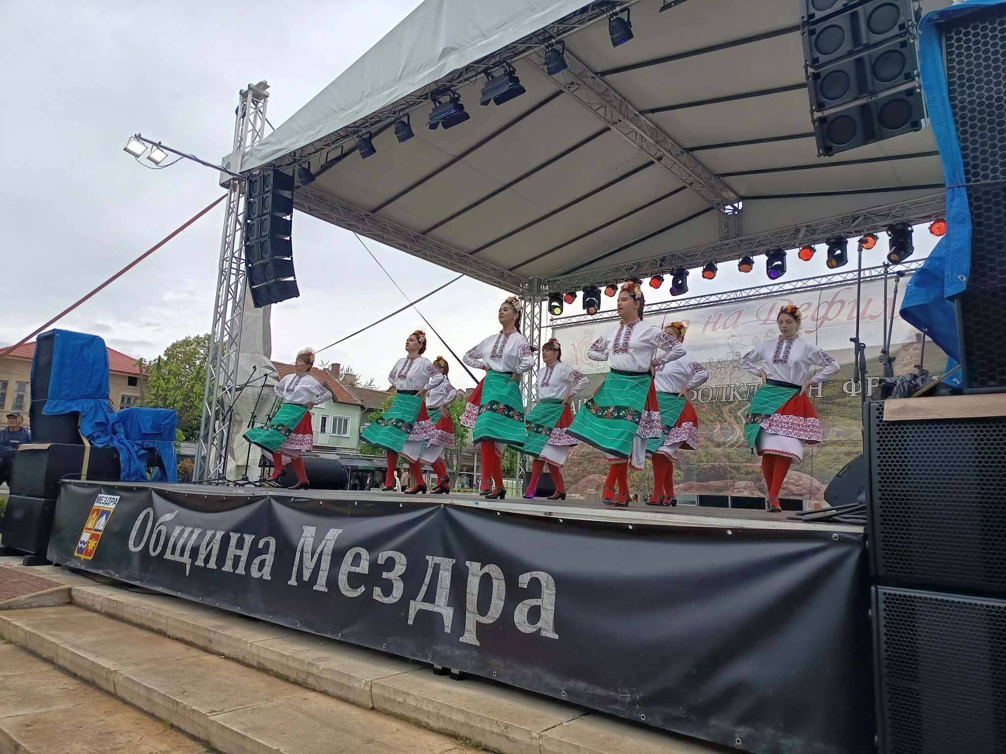 За шеста поредна година в Мездра се проведе Националният фолклорен фестивал 