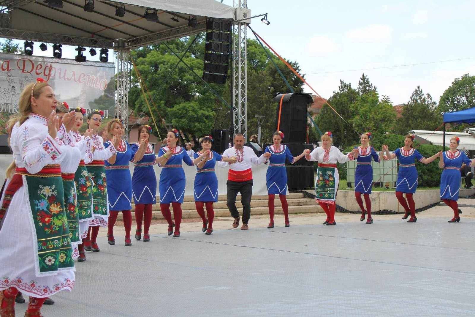  Над 700 танцьори се изявиха на Петия народен фолклорен фестивал 