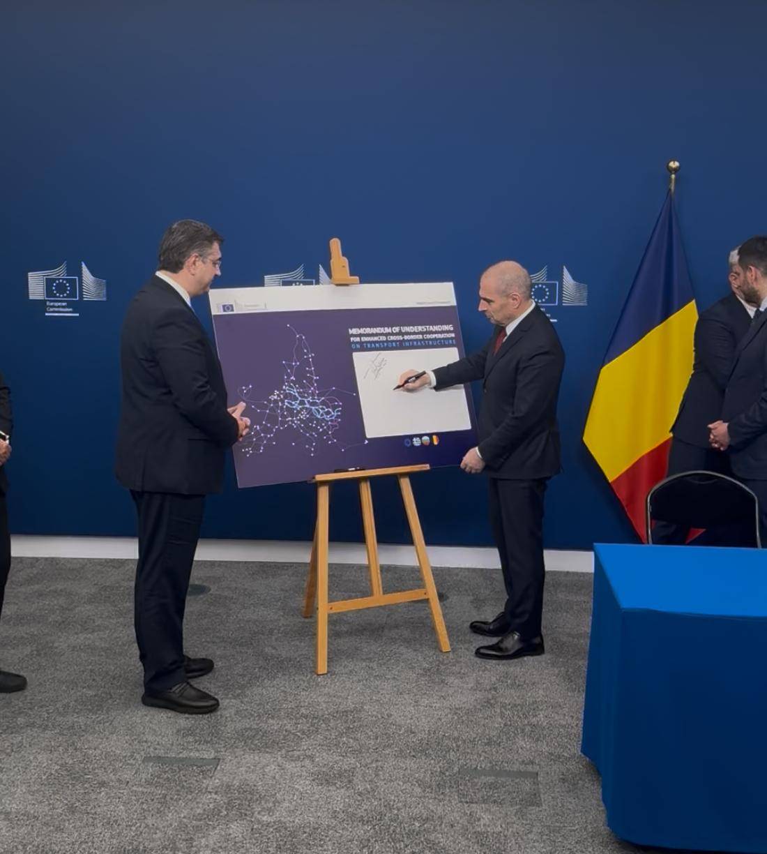  Подписи под документа сложиха вицепремиерът и министър на превоза и известията Гроздан Караджов, различният министър на превоза на Гърция Константинос Киранакис и държавният секретар по превоз на Румъния Йонут Кристиан Савою 