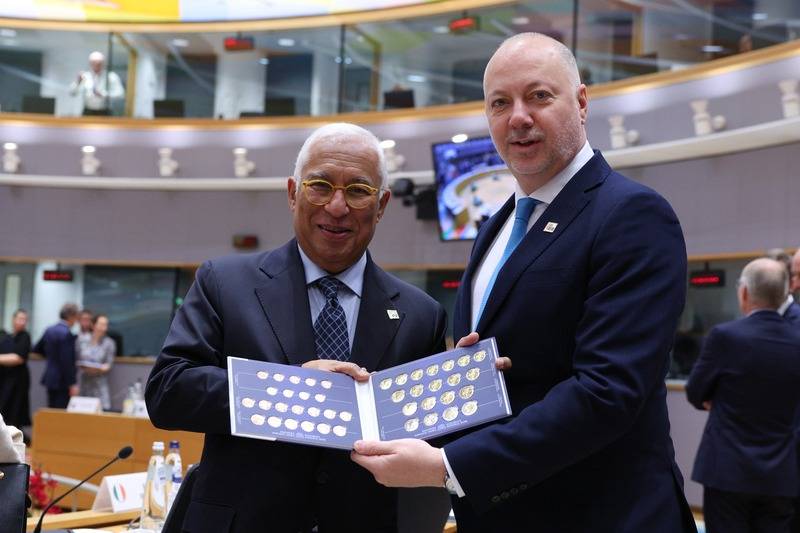 Премиерът Росен Желязков подари български евромонети на председателя на  Европейския съвет