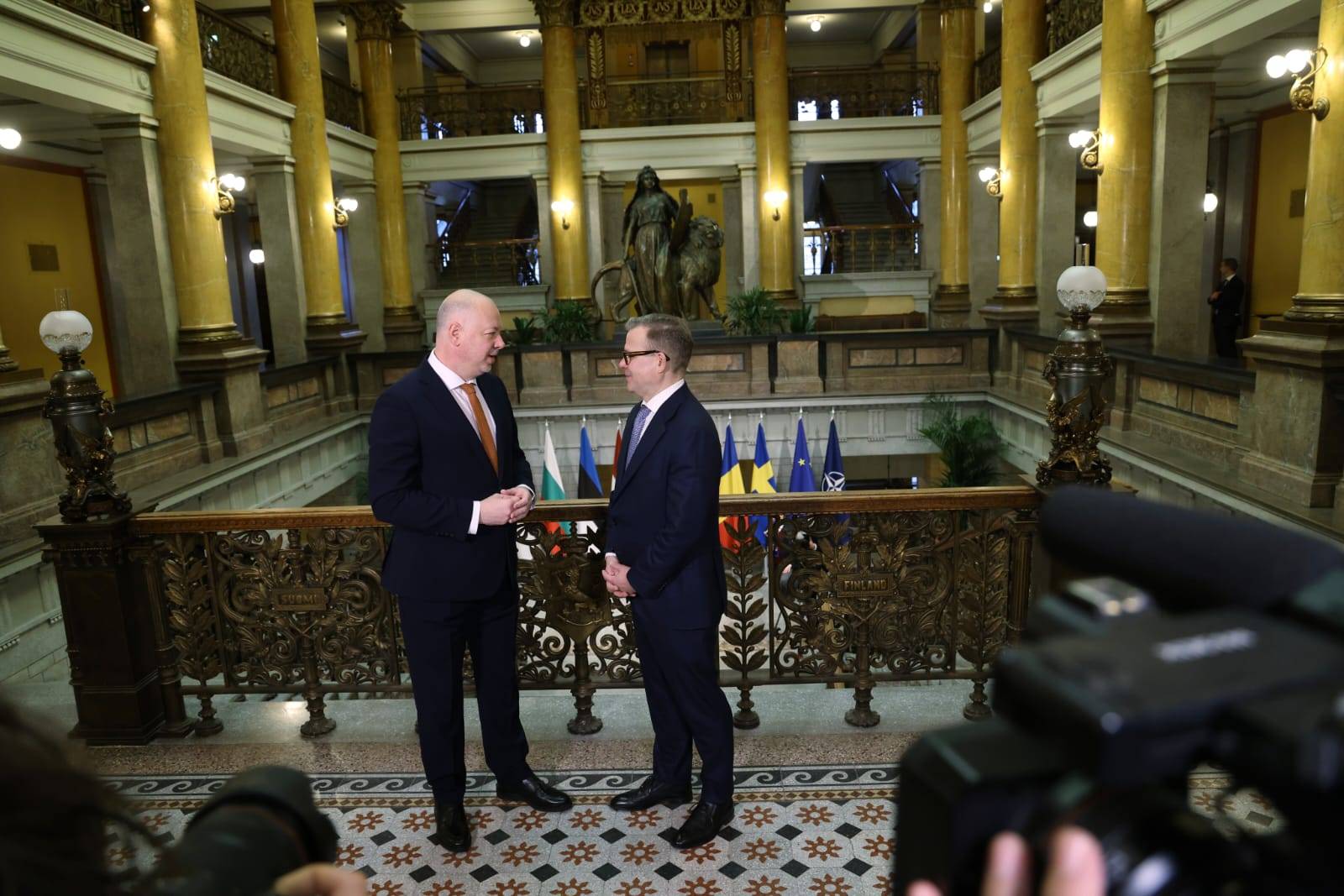 Желязков беше посрещнат в Хелзинки от премиера на Финландия Петери Орпо