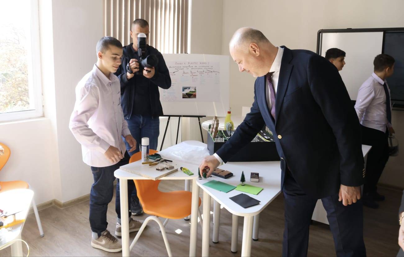  Министър-председателят Росен Желязков при откриването на два новоизградени STEM центъра в Перник 