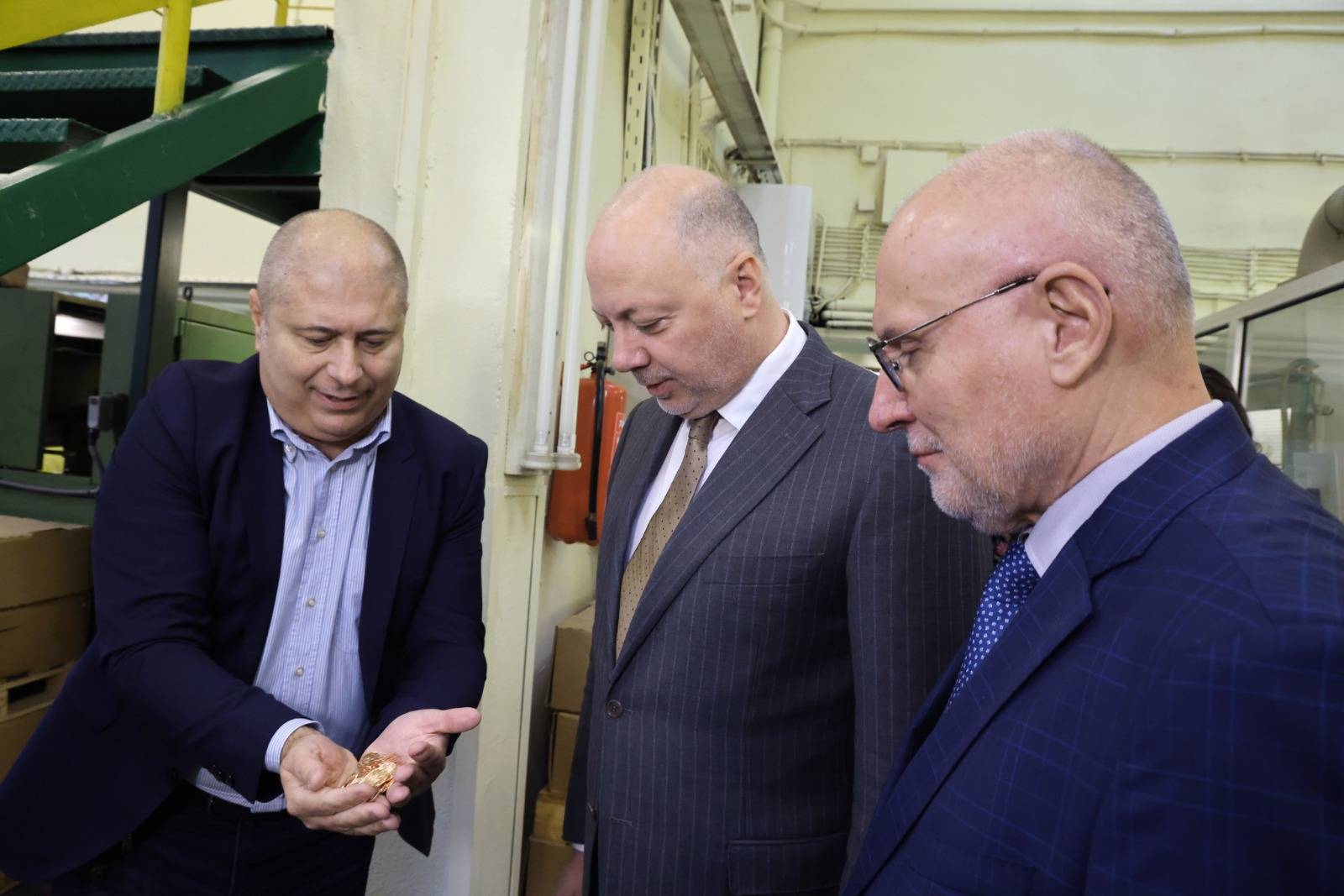  Министър-председателят Росен Желязков, който дружно с шефа на Българската национална банка Димитър Радев се срещна на място с индустриалния развой на българските евромонети в Монетния двор на Българска народна банка 