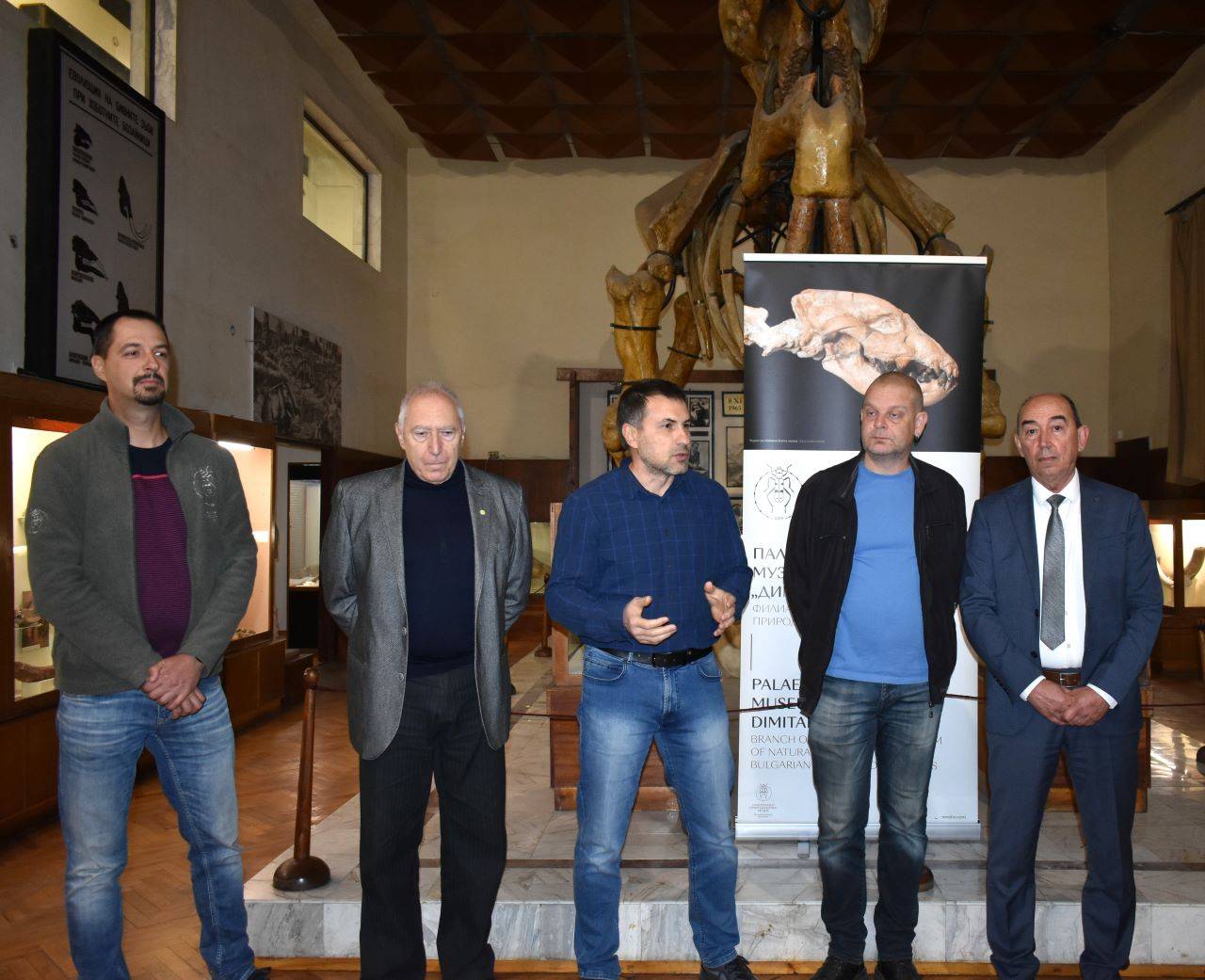  Изложба в Асеновград споделя за първите хора на Земята 