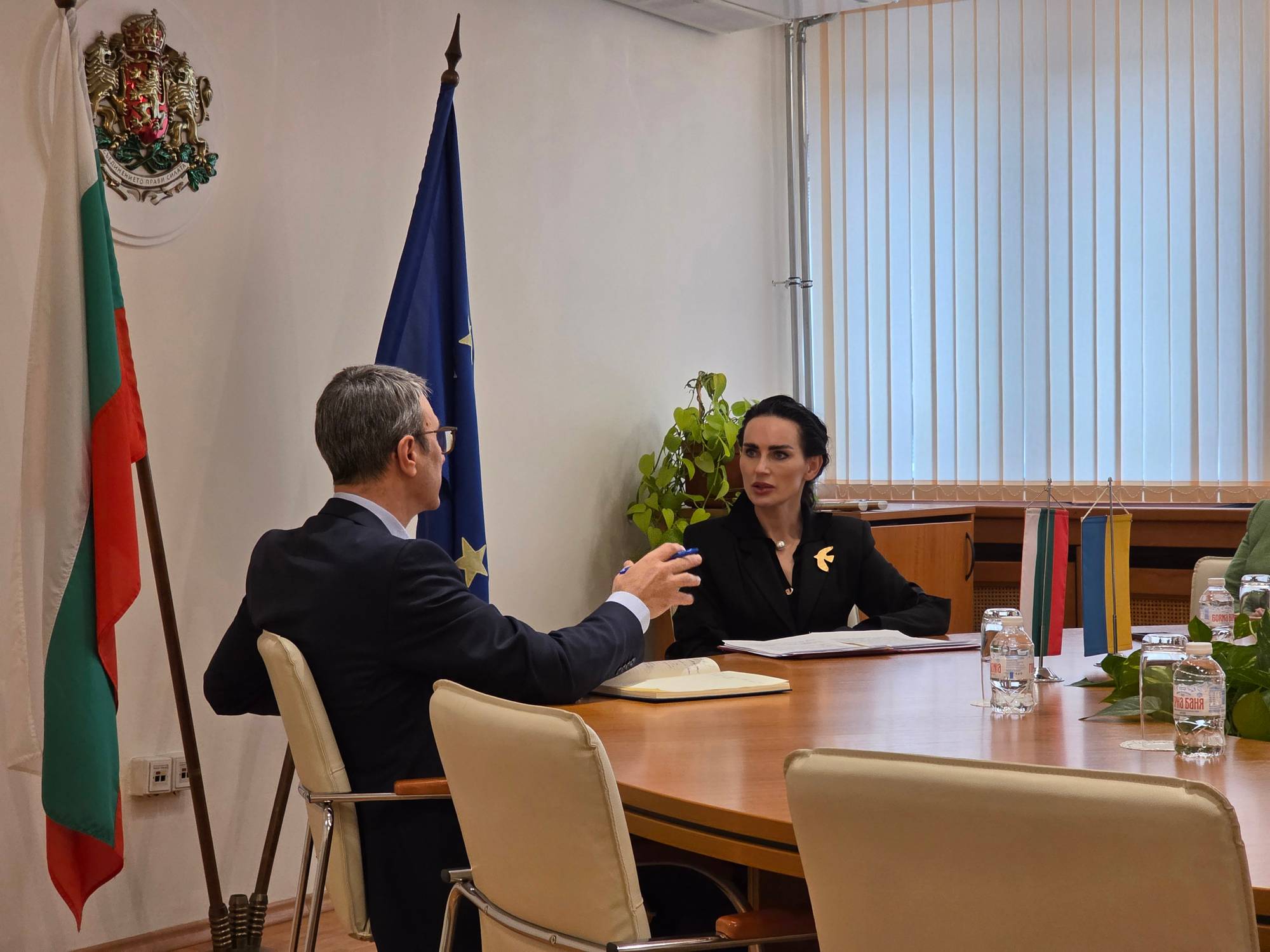 Министър Трайков и посланик Илашчук обсъдиха помощта на България и енергийните взаимоотношения