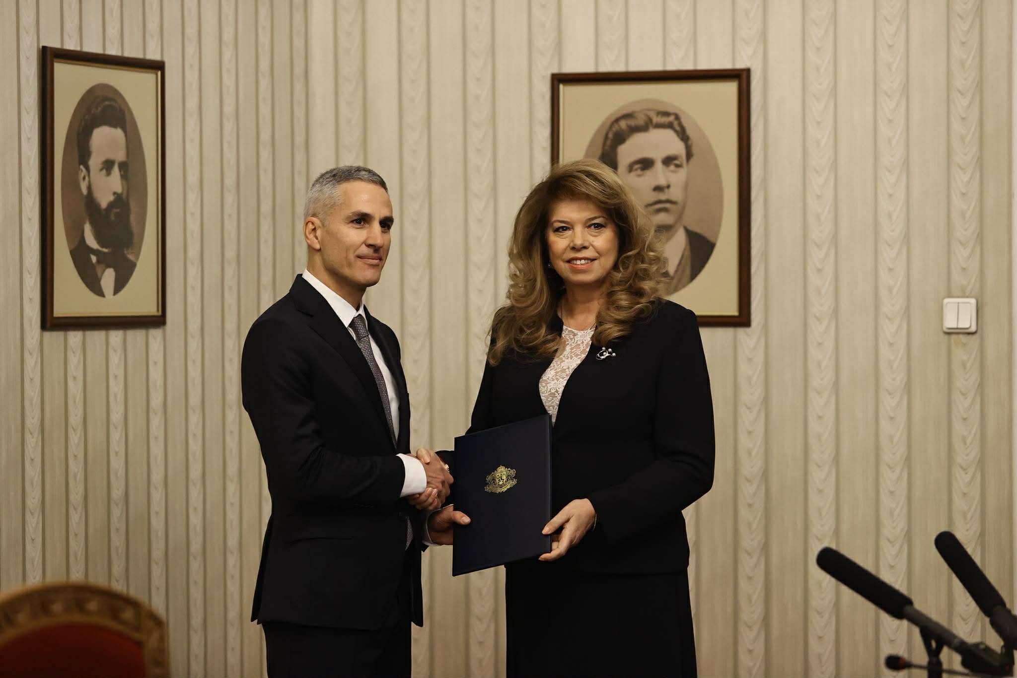  Илияна Йотова връчи мандата за служебно държавно управление на Андрей Гюров 