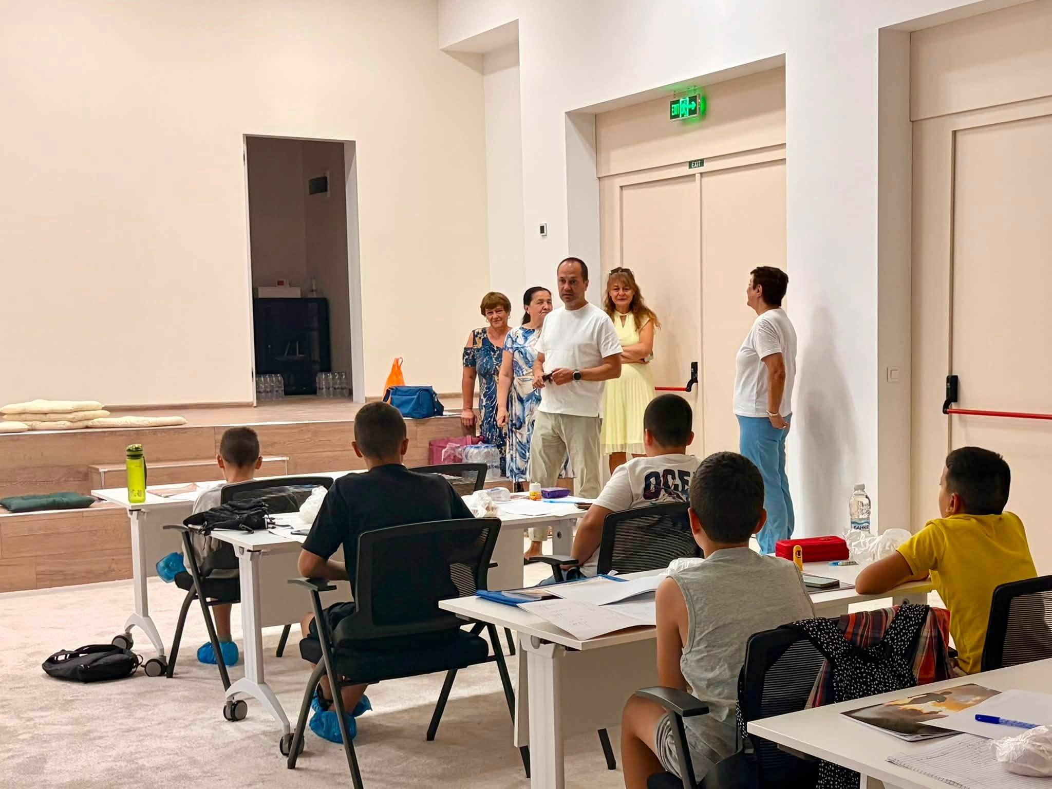 Първите занятия са с ученици, завършили пети клас, и бяха посетени от кмета на Община Враца Калин Каменов и заместник-кмета Петя Долапчиева