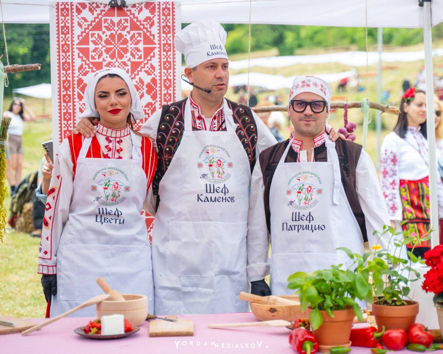 Заедно с любимите шеф-готвачи Цвети и Патрицио от Hell’s Kitchen, кметът Калин Каменов и талантливи ученици от ПГТР приготвиха автентична врачанска лютика – такава, каквато се помни от бабините дворове Заедно с любимите шеф-готвачи Цвети и Патрицио от Hell’s Kitchen, кметът Калин Каменов и талантливи ученици от ПГТР приготвиха автентична врачанска лютика – такава, каквато се помни от бабините дворове