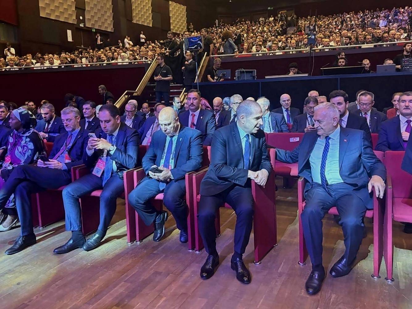  Заместник министър-председателят и министър на превоза и известията Гроздан Караджов в границите на „ Глобален конгрес за транспортна съгласуваност 2025 година “, който се организира в Истанбул 