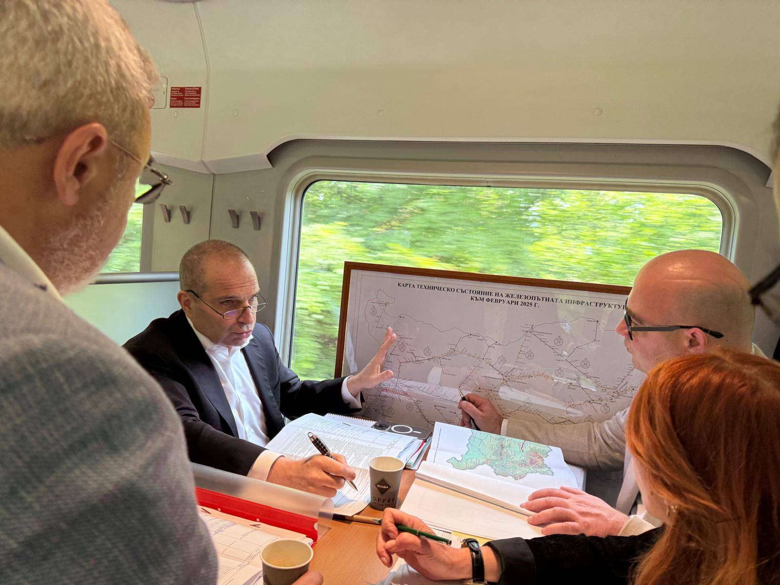  Вицепремиерът и министър на превоза и известията Гроздан Караджов по време на работно заседание на жп колела сред София и Бургас 