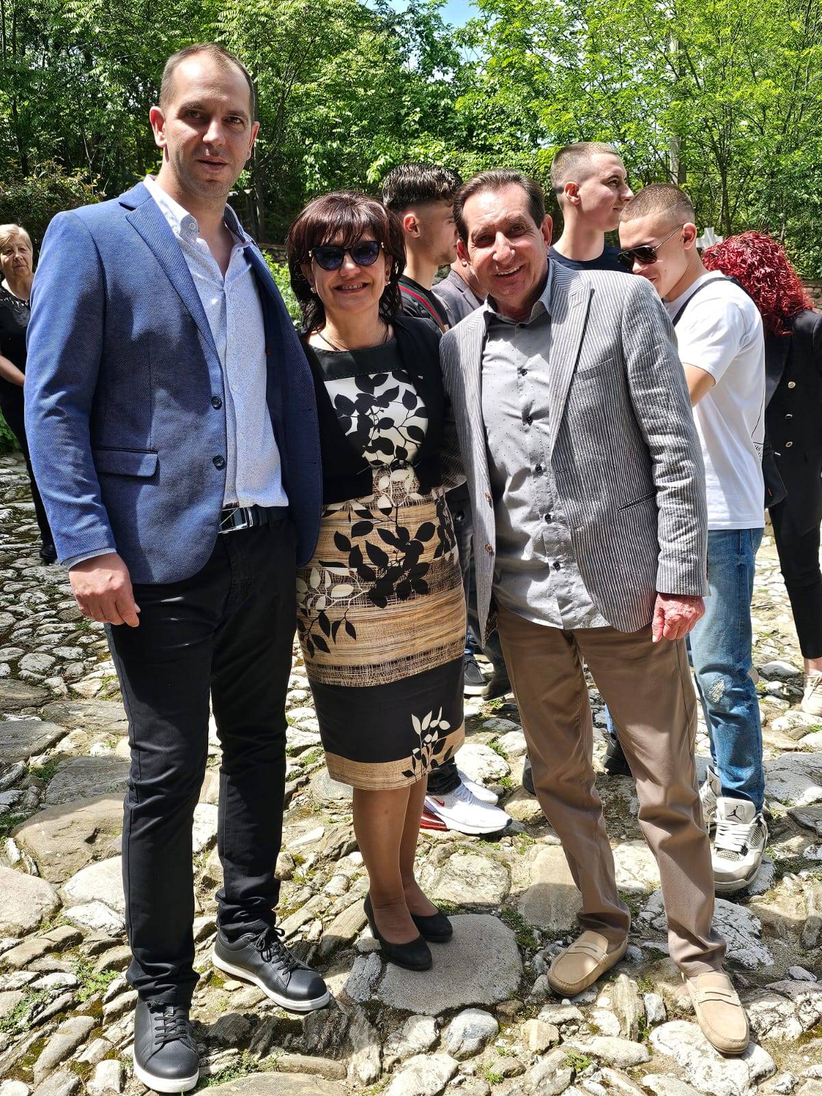  Водачът на листата Цвета Караянчева, регионалният координатор Георги Мараджиев и претенденти за народни представители 