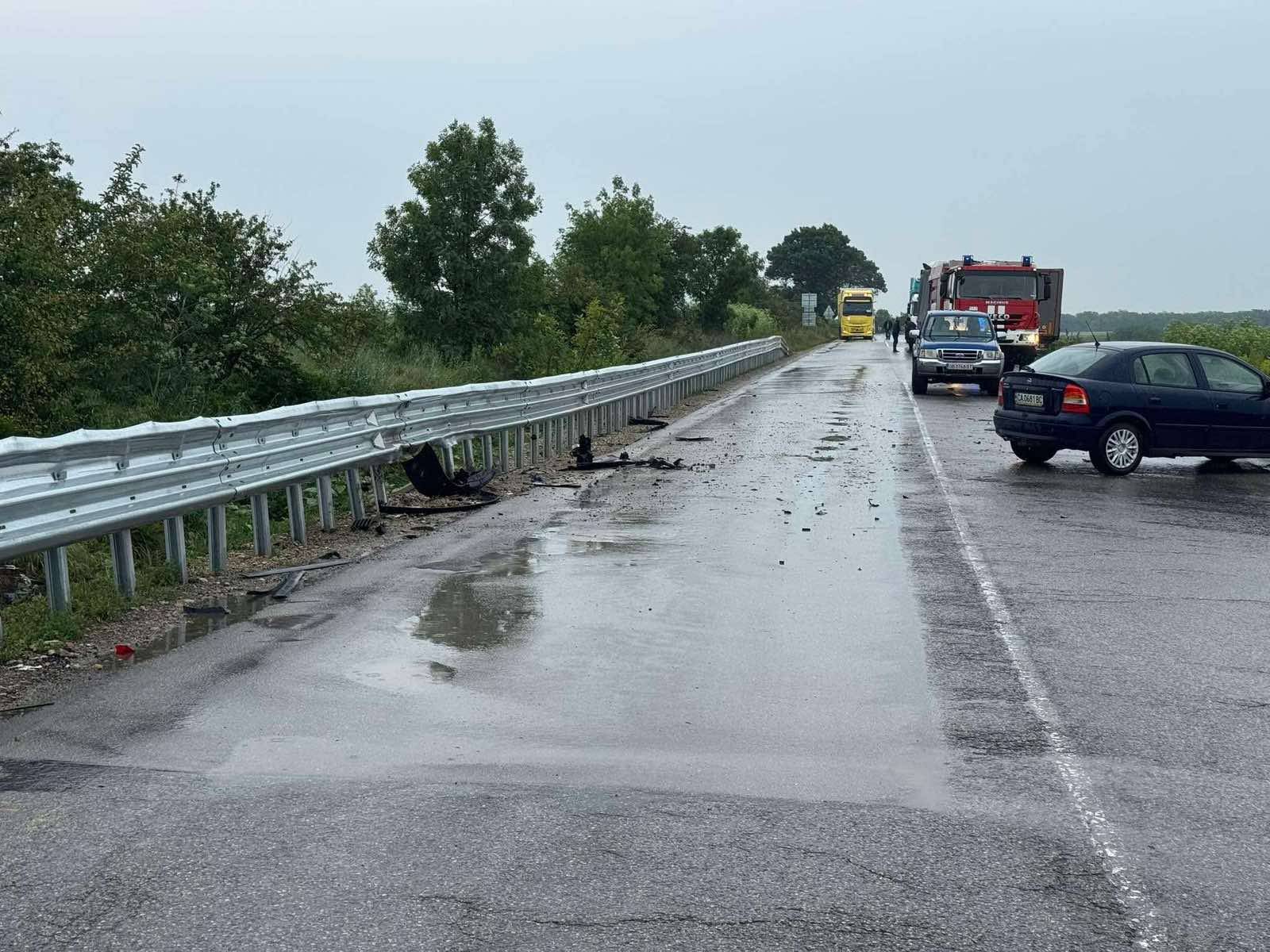  Полуремаркето на ТИР е навлязло в насрещната лента и е блъснало идващия отсреща автомобил 
