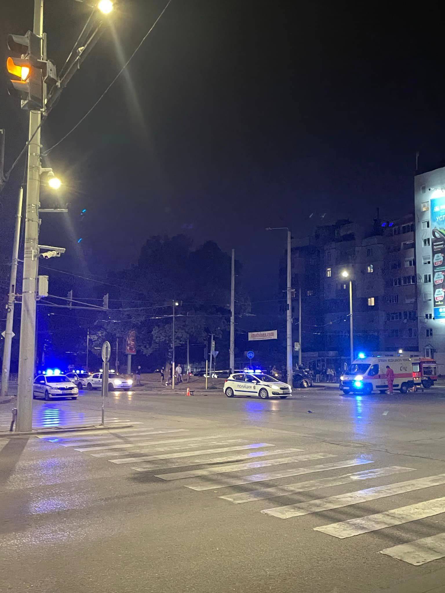  Младеж почина, откакто колата му се удари в дирек в Русе 