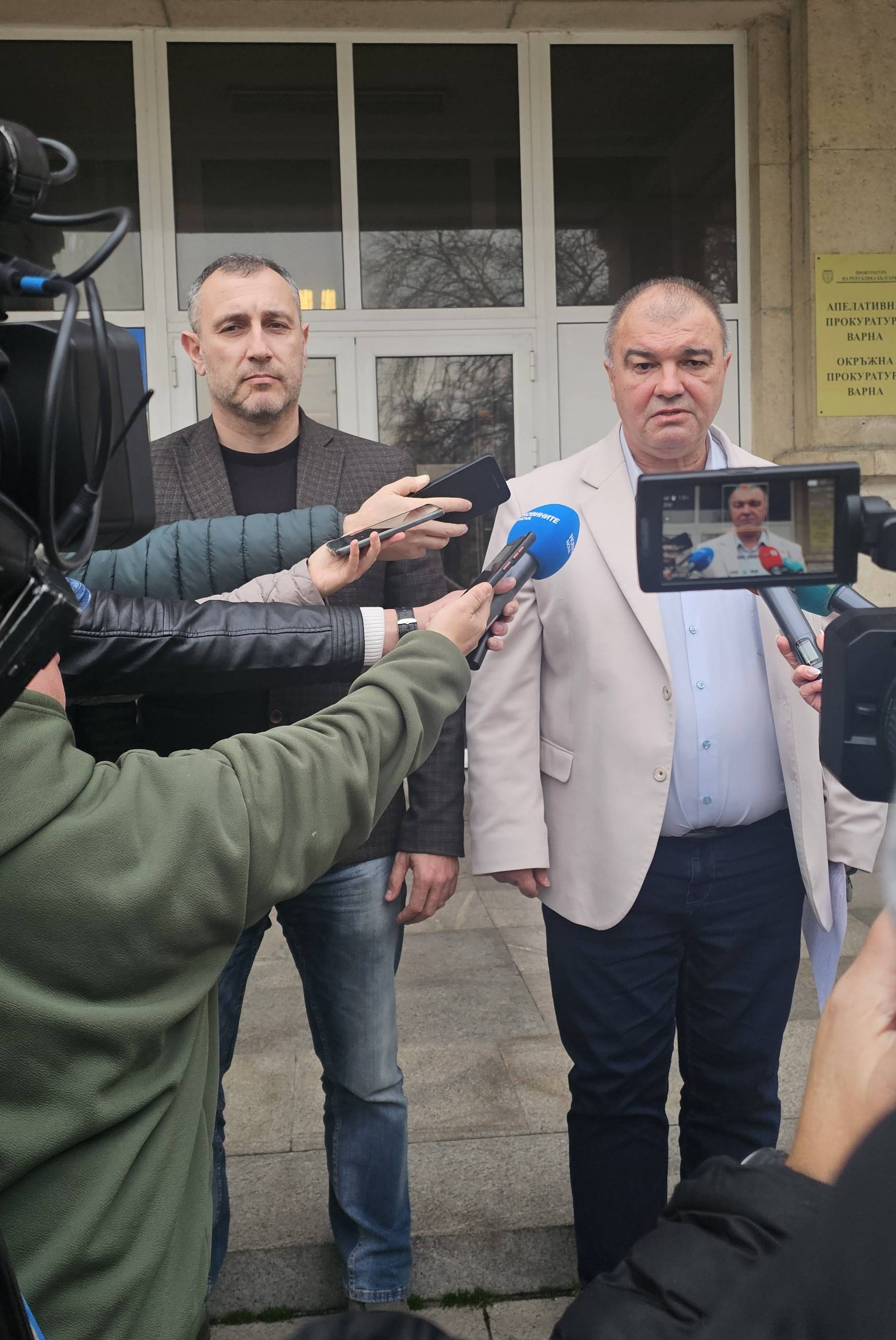  Информация по двата случая през днешния ден беше дадена на брифинг в присъединяване на окръжния прокурор на Варна Красимир Конов и шефа на ОД на Министерство на вътрешните работи в града – старши комисар Красен Торимацов 